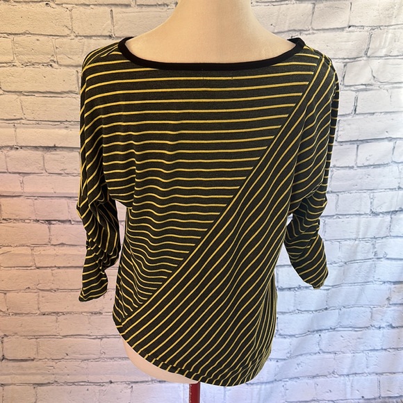 Jewels & Gems High Low 3/4” Sleeves Shirt! Size Small. - Picture 3 of 3